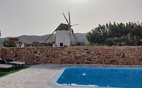 Historica Villa Con Molino De Viento
